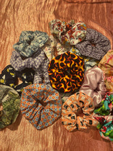 Load image into Gallery viewer, Mystery Scrunchie  Box
